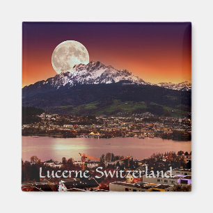 Aimant Lune au-dessus de luzerne Suisse et de bâti