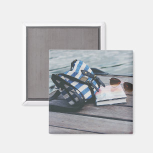 Aimant Lunettes de soleil, Livre, Porte-monnaie sur quai