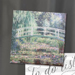 Aimant Lys d'eau blanche | CLAUDE MONET<br><div class="desc">Lys d'eau blanche (1899) | White Water Lilies de Claude Monet est un tableau serein et captivant de sa série emblématique Water Lilies. Cette oeuvre représente un étang tranquille orné de délicates fleurs de lys blancs et de coussins de lys verts flottant sur sa surface réfléchissante. Le style impressionniste de...</div>