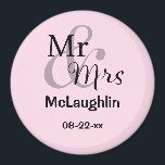 Aimant M. & Mme Mariage personnalisé Nom du couple Date<br><div class="desc">Aimant personnalisé pour le couple heureux avec nom de famille et date mariage. La couleur Arrière - plan est personnalisable.</div>