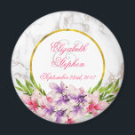 Aimant Magnolias aquarelle, Mariage de texture Marbre bla<br><div class="desc">Un aimant mariage au design moderne et élégant - une texture imitation marbre en blanc compose l'arrière - plan. La couche supérieure est un cadre avec une fausse bordure en feuille d'or. De grandes fleurs de magnolia d'aquarelle rose et violet aux accents de feuilles vertes ornent le décor.</div>