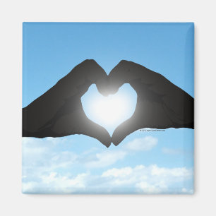 Aimant Mains en silhouette de forme de coeur sur le ciel