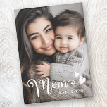 Aimant Maman est année coeurs superposer photo<br><div class="desc">Aimant frigo avec votre photo personnalisée et le texte "Maman" dans une police de script de calligraphie mignonne avec les coeurs et l'année comme un blanc et superposition.</div>