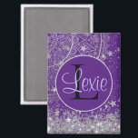 Aimant Mandala enchanteur avec étoiles d'argent sur viole<br><div class="desc">Un mandala élégant et orné d'argent sur fond de violet avec des étoiles d'argent qui pleuvent sur un éclat d'argent sur le fond pour plus de glamour. Peut être customisé avec une lettre, un logo ou un nom au centre sur un cercle violet. Fête de rêve fantastique pour les vibes....</div>