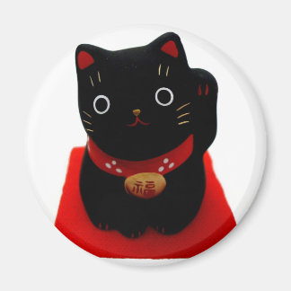 Aimant Maneki Neko noir sur un tapis rouge