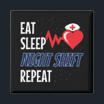 Aimant Mangez le sommeil Nuit Maj Répéter - Nuit Shift In<br><div class="desc">Cette drôle de conception de mème infirmière est une idée de cadeau d'infirmière de nouveauté amusante pour une infirmière d'urgence de l'hôpital, infirmière diplômée, infirmière de l'ICU, infirmière autorisée de la RN, infirmière de charge ou d'autres types d'infirmière qui travaillent comme infirmière de nuit prenant soin des patients. Comprend un...</div>