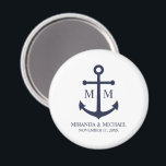 Aimant Mariage Ancre bleu marine<br><div class="desc">Ajoutez une touche élégante à votre mariage nautique avec cette faveur de mariage marine bleu ancre classique. Conçu avec une illustration d'ancre bleu marine, il présente un monogramme personnalisé de mariée et de mariée, le nom et la date du mariage dans une police serif bleu marine sur un arrière -...</div>