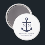Aimant Mariage Ancre bleu marine<br><div class="desc">Ajoutez une touche élégante à votre mariage nautique avec cette faveur de mariage marine bleu ancre classique. Conçu avec une illustration d'ancre bleu marine, il présente un monogramme personnalisé de mariée et de mariée, le nom et la date du mariage dans une police serif bleu marine sur un arrière -...</div>