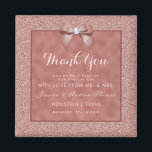 Aimant Mariage de Parties scintillant rose Gold et élégan<br><div class="desc">Elégant, pétillant, romantique mariage Favor aimant avec un élégant arc en or rose romantique avec un diamant en pierre de rhinocéros sur un beau cadre couleur or rose qui encadre vos détails de l'événement, et un joli arrière - plan de parties scintillant en or rose brillant. Cet exemple est destiné...</div>