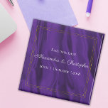 Aimant Mariage de soie violet et or Enregistrer la date<br><div class="desc">Un mariage violet élégant sauf la faveur de mariage date,  cet aimant violet dispose d'un luxuriant,  luxueux motif en soie violet avec une bordure métallique dorée encadrant le texte à l'intérieur. Tout le texte peut être personnalisé pour convenir facilement dans les options ci-dessus.</div>
