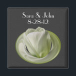 Aimant Mariage Fleur Tulipe Blanche Faveur<br><div class="desc">Délicat tulipe blanche sur un arrière - plan noir enregistrer la date mariage faire-part favoriser l'aimant de réfrigérateur. Remplissez vos informations dans le modèle. Apportez plus de modifications à la taille, au style et à la couleur du texte et de la police en cliquant sur Personnaliser. Si vous avez des...</div>