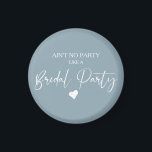 Aimant Mariage minimaliste de calligraphie<br><div class="desc">Design propose un script moderne de calligraphie fine avec l'expression Ain't No Party Like a Bridal Party sur un fond bleu nuage muet. Idéal pour la fête de bachelorette et la fête de la mariée pour être.</div>