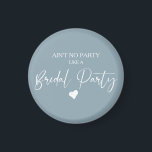 Aimant Mariage minimaliste de calligraphie<br><div class="desc">Design propose un script moderne de calligraphie fine avec l'expression Ain't No Party Like a Bridal Party sur un fond bleu nuage muet. Idéal pour la fête de bachelorette et la fête de la mariée pour être.</div>