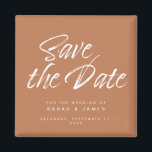Aimant Mariage minimaliste Orange Brûlé Enregistrer La Da<br><div class="desc">Script minimaliste brûlé calligraphie orange mariage enregistrer l'aimant de date.</div>