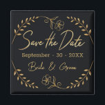 Aimant Mariage noir et or Enregistrer la date<br><div class="desc">Annoncez votre journée spéciale avec cet aimant à la main, magnifiquement dessiné Save the Date, conçu avec soin par Aliss à la maison en Irlande rurale. Doté de feuilles dorés délicats et d'un charmant accent floral, cet aimant est un endroit idéal pour les couples à la recherche d'une touche d'élégance....</div>