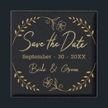 Aimant Mariage noir et or Enregistrer la date<br><div class="desc">Annoncez votre journée spéciale avec cet aimant à la main, magnifiquement dessiné Save the Date, conçu avec soin par Aliss à la maison en Irlande rurale. Doté de feuilles dorés délicats et d'un charmant accent floral, cet aimant est un endroit idéal pour les couples à la recherche d'une touche d'élégance....</div>