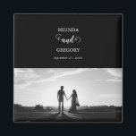 Aimant Mariage photo moderne en noir et blanc<br><div class="desc">Un magnifique script de calligraphie noir et blanc présentant la photo du couple. Un design photo mariage moderne avec des éléments minimalistes simples. Un design mariage moderne idéal pour toute personne qui aime la calligraphie script, les designs noir et blanc et la papeterie photo mariage. Des invitations de mariage et...</div>