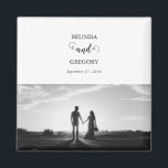 Aimant Mariage photo moderne en noir et blanc<br><div class="desc">Un magnifique script de calligraphie blanc et noir présentant la photo du couple. Un design photo mariage moderne avec des éléments minimalistes simples. Un design mariage moderne idéal pour toute personne qui aime la calligraphie script, les designs noir et blanc et la papeterie photo mariage. Des invitations de mariage et...</div>
