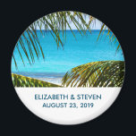 Aimant Mariage romantique Turquoise Tropical Beach<br><div class="desc">Aimant mariage personnalisé avec vos noms et votre date. Conçu avec une belle photo d'une plage tropicale turquoise avec de grandes frondes de palmiers vertes encadrant la scène.</div>