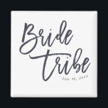 Aimant Mariée Tribe moderne et simple manuscrite<br><div class="desc">Composé de serif et de la typographie cursive joueuse. Le tout sur fond d'arrière - plan blanc. Ce design est simple,  moderne et amusant ! Il est conçu par White Paper Birch Co.,  exclusif pour Zazzle. Disponible ici : http://www.zazzle.com/store/whitepaperbirch</div>