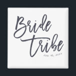 Aimant Mariée Tribe moderne et simple manuscrite<br><div class="desc">Composé de serif et de la typographie cursive joueuse. Le tout sur fond d'arrière - plan blanc. Ce design est simple,  moderne et amusant ! Il est conçu par White Paper Birch Co.,  exclusif pour Zazzle. Disponible ici : http://www.zazzle.com/store/whitepaperbirch</div>