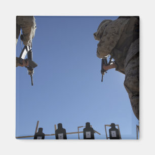 Aimant Marines change de magazines en plein feu