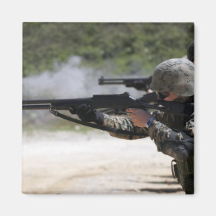 Aimant Marines mettant le feu à des fusils de chasse