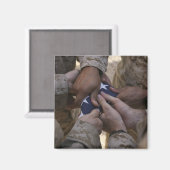 Aimant Marines plient un drapeau américain (Recto/Verso)