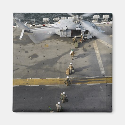 Aimant Marines se prépare à embarquer sur un MH-60S (Devant)