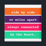 Aimant Meilleurs amis côte à côte ou Miles Apart Citation<br><div class="desc">Amitié : aimant de citation avec la citation "côte à côte ou à des kilomètres de distance,  toujours connecté par le coeur" dans un motif rayé coloré. Visitez notre magasin pour voir toute notre collection de magnets inspirants.</div>
