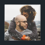 Aimant Merci minimaliste de Mariage photo<br><div class="desc">Dites merci de manière unique et durable avec ce minimaliste Mariage photo magnétique Merci. Conçu comme un garde-robe moderne, cet aimant personnalisé présente un design épuré et minimaliste qui met en valeur une de vos photos préférées, ainsi qu'un message de gratitude simple et sincère. Parfait pour les faveurs de mariage,...</div>