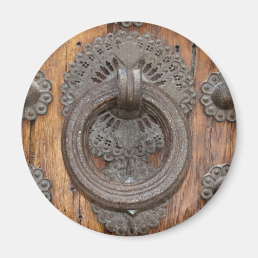 Aimant Metal Knocker on Old Wooden Door (Devant)