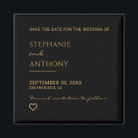 Aimant Minimaliste Coeur noir et or Mariage moderne<br><div class="desc">Ce minimaliste Black and Gold Heart Save the Date Magnet est une façon élégante et élégante d'annoncer votre prochain mariage. Doté d'un élégant arrière - plan noir et d'un coeur doré délicat, ce design moderne crée un souvenir intemporel que vos invités peuvent afficher sur leur frigo comme souvenir de votre...</div>