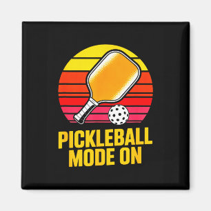 Aimant Mode pickleball sur une raquette de pickleball rét