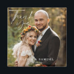 Aimant Moderne minimaliste Mariage photo magnétique Merci<br><div class="desc">L'aimant de remerciement mariage dispose d'une mariée minimaliste moderne et mariée en automne,  feuillage coloré dans l'arrière - plan. Beau texte de remerciement manuscrit. L'aimant inclut les noms du couple et leur date de mariage. Grande faveur mariage pour leur journée spéciale d'une manière simple et sincère.</div>