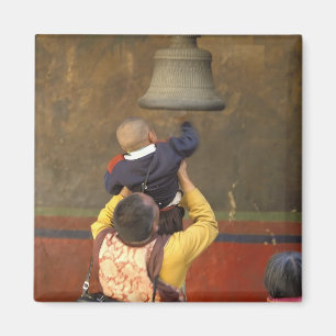 Aimant Moine bouddhiste tibétain levant un garçon pour so