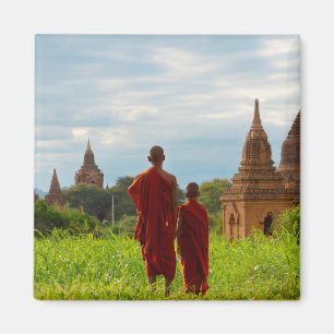 Aimant Moines avec des temples anciens