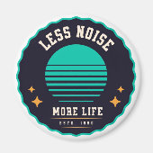 Aimant Moins De Bruit, Plus De Vie - Design Casquette Rét (Devant)