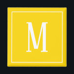 Aimant Monogramme blanc sur or jaune Carré magnétique<br><div class="desc">Un aimant carré avec un monogramme blanc sur un arrière - plan jaune doré. Customisez l'aimant avec vos initiales ou initiales, couleurs, entre autres options.</div>