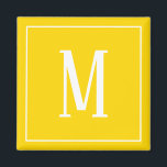 Aimant Monogramme blanc sur or jaune Carré magnétique<br><div class="desc">Un aimant carré avec un monogramme blanc sur un arrière - plan jaune doré. Customisez l'aimant avec vos initiales ou initiales, couleurs, entre autres options.</div>