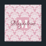 Aimant Monogramme en damas rose Rose poussiéreux avec aim<br><div class="desc">Ce joli aimant présente un motif damassé blanc sur un Rose Dusty ou un arrière - plan rose. Le design est personnalisé avec une lettre initiale monogramme ainsi qu'un nom personnalisable. Ce joli motif féminin en fait un grand cadeau pour toute femme ou fille.</div>