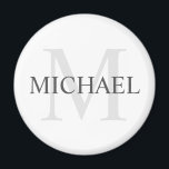 Aimant Monogramme et nom personnalisés classiques<br><div class="desc">Monogramme personnalisé et cadeau de nom caractéristiques personnalisées nom en gris et monogramme en gris clair comme arrière - plan, dans le style de police serif classique, sur arrière - plan blanc. Parfait comme cadeau de vacances, faveurs de réunion familiale, merci cadeau pour les groomsmen et cadeau pour toutes les...</div>