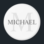 Aimant Monogramme et nom personnalisés classiques<br><div class="desc">Monogramme personnalisé et cadeau de nom caractéristiques personnalisées nom en gris et monogramme en gris clair comme arrière - plan, dans le style de police serif classique, sur arrière - plan blanc. Parfait comme cadeau de vacances, faveurs de réunion familiale, merci cadeau pour les groomsmen et cadeau pour toutes les...</div>