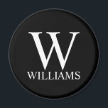 Aimant Monogramme et nom personnalisés en noir<br><div class="desc">Monogramme personnalisé et Nom Giftfeatures monogramme personnalisé et nom en blanc classique serif style de police sur arrière - plan noir.

Parfait comme cadeaux de vacances,  faveurs de réunion familiale et pour toutes occasions spéciales.</div>