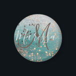 Aimant Monogramme Gold Stars sur Turquoise<br><div class="desc">Une brillante étoile dorée qui pleut sur un fond d'ombre turquoise et bleu pour un plus grand flair. Peut être personnalisé avec une lettre et un nom pour le rendre unique. Vibes de gloire lunatique.</div>