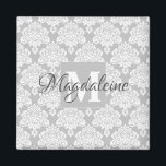 Aimant Monogramme gris Damas avec nom magnétique<br><div class="desc">Ce joli aimant présente un motif damassé blanc sur un arrière - plan gris. Le design est personnalisé avec une lettre initiale monogramme ainsi qu'un nom personnalisable. Ce joli motif féminin en fait un grand cadeau pour toute femme ou fille.</div>