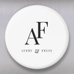 Aimant Monogramme mariage Élégant Simple Minimaliste<br><div class="desc">Un simple monogramme mariage avec typographie classique traditionnelle en noir dans un style élégant. Le texte peut être facilement customisé avec vos noms pour le design parfaitement personnalisé!</div>