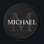 Aimant Monogramme personnalisé et nom noir<br><div class="desc">Monogramme personnalisé et cadeau de nom caractéristiques personnalisées nom en blanc et monogramme en gris comme arrière - plan, dans le style de police serif classique, sur arrière - plan noir. Parfait comme cadeau de vacances, faveurs de réunion familiale, merci cadeau pour les groomsmen et cadeau pour toutes les occasions...</div>