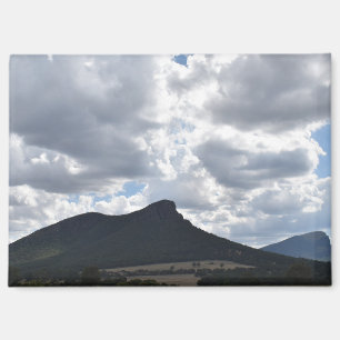 Aimant Monte l'esturgeon et abrupt sous des nuages dramat