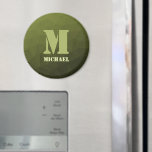 Aimant Motif de maillage géométrique d'olive verte de l'a<br><div class="desc">Monogramme Personnalisez le cadeau pour lui avec votre initiale et votre nom personnalisés. Motif géométrique en maille à dégradé d'olive vert de l'armée. Militaire dégradé géométrique maillage motif triangles ombre. Huile verte d'olive foncée de l'armée pour équipement de soldat, camo. Il imite les paysages militaires naturels, la résistance, l'endurance, la...</div>